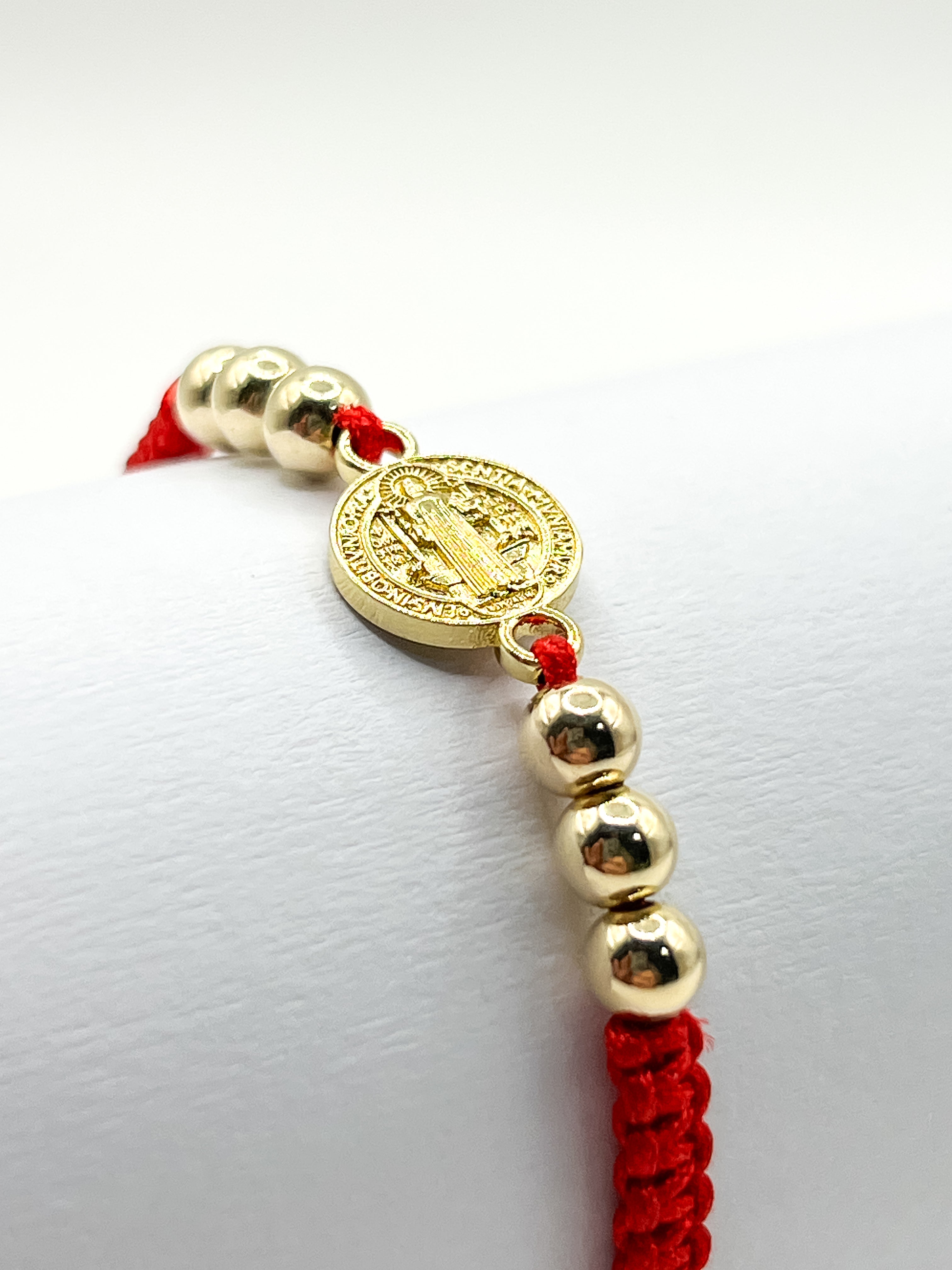 Pulsera Tejida Roja con Dije San Benito y Balines 3mm