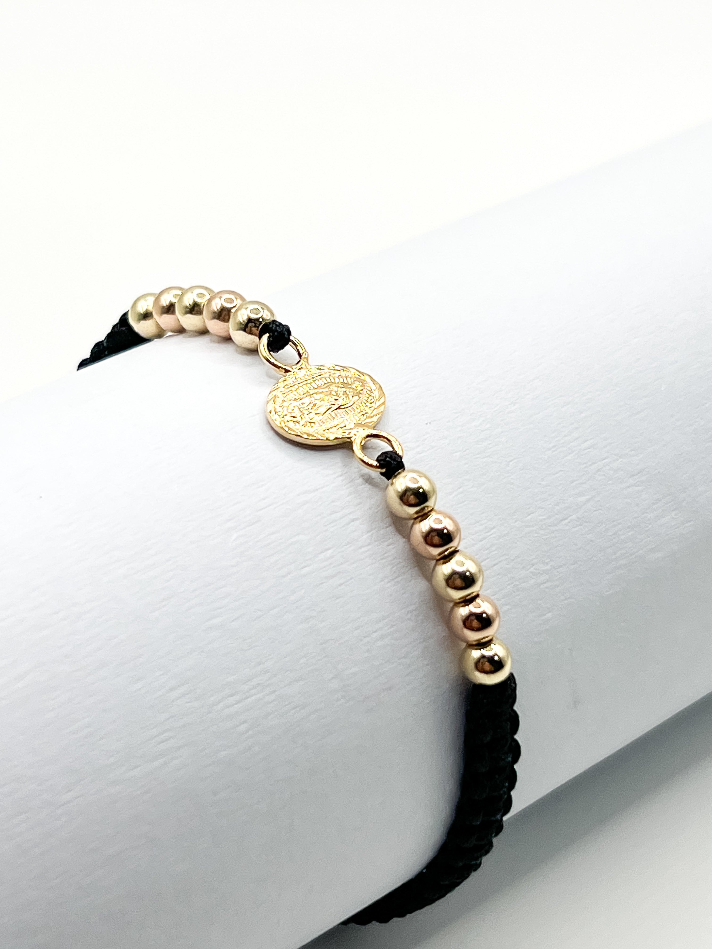 Pulsera Tejida Negra con Dije Virgen y Balines 3mm