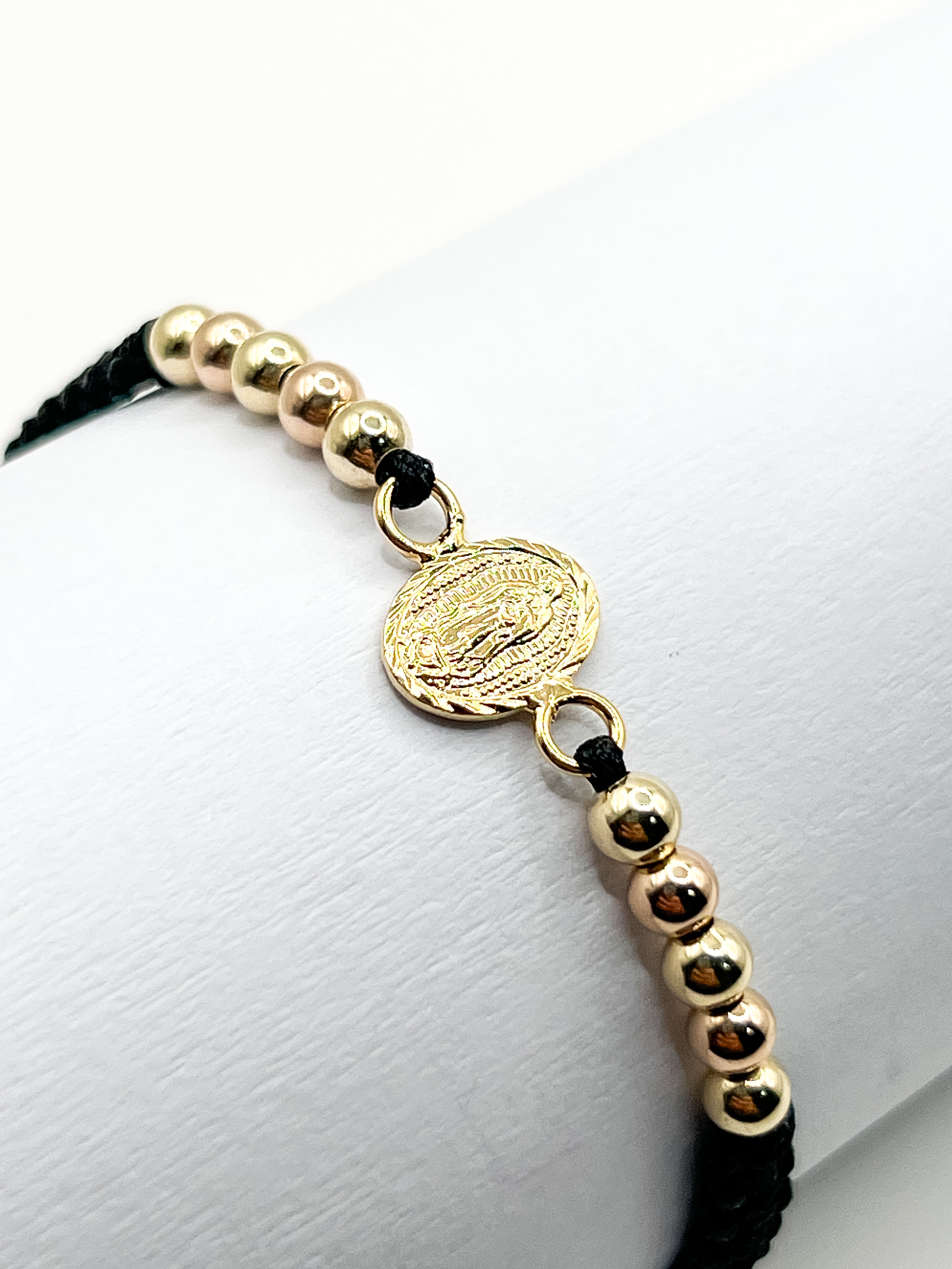 Pulsera Tejida Negra con Dije Virgen y Balines 3mm
